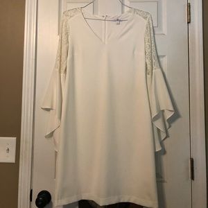 Roz & Ali - Size 4 - Bell Sleeve White Dress